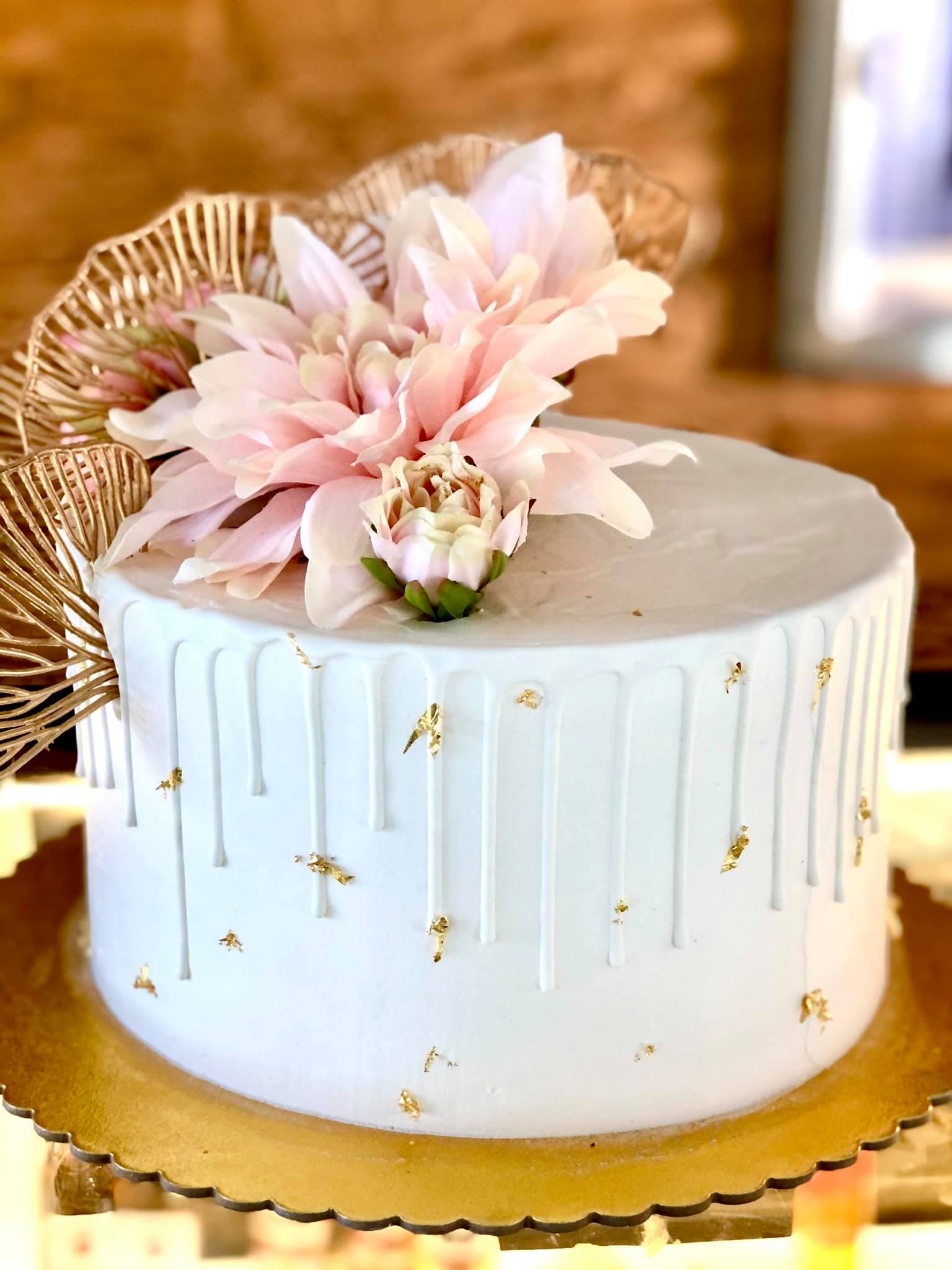 White Rose Pearl Cake – Creme Castle